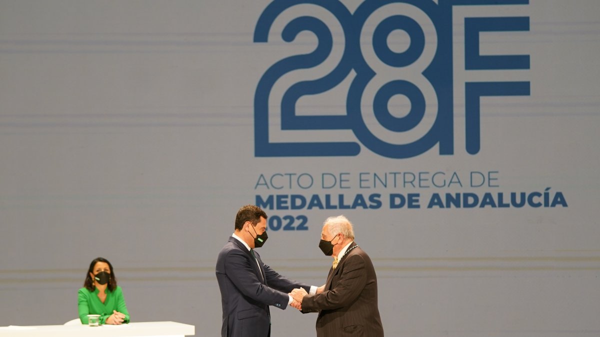 Inocencio Arias recibe el 28F la Medalla de Andalucía.