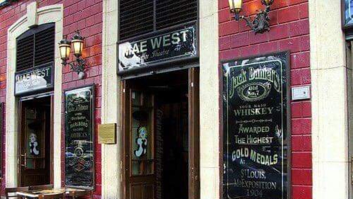 Antigua \'Mae West\'.
