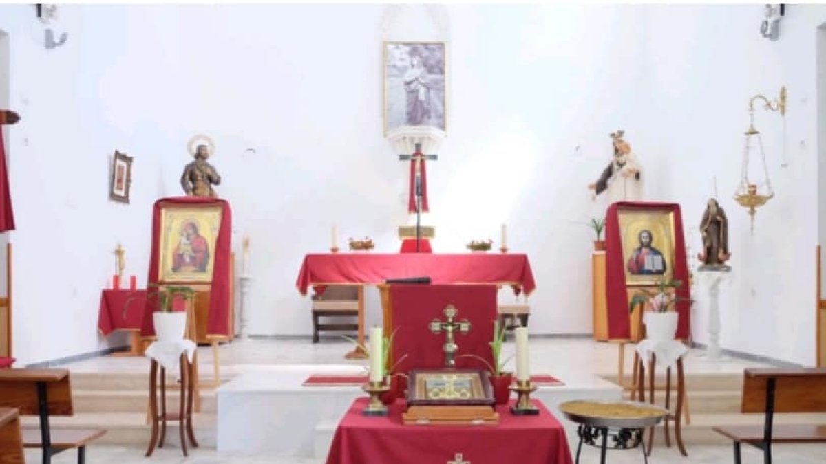 Imagen del interior de la Iglesia de San Isidro con las nuevas imágenes y utensilios de los nuevos ritos acogidos en el templo