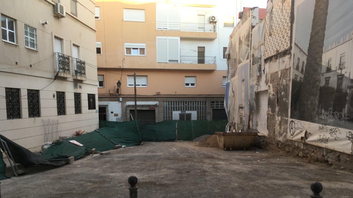 Solar de la calle Mariana con salida a la calle Lope de Vega, en el centro de la ciudad.