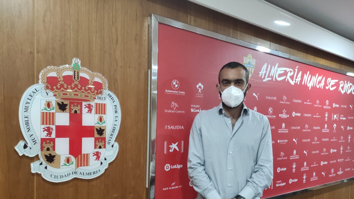 Mohamed El Assy posa con el escudo de la ciudad de Almería.