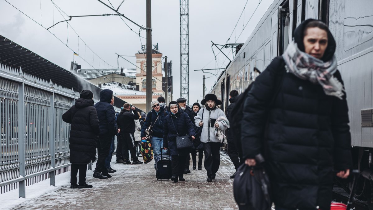 Varias personas se disponen a coger un tren de evacuación que sale desde Kiev.