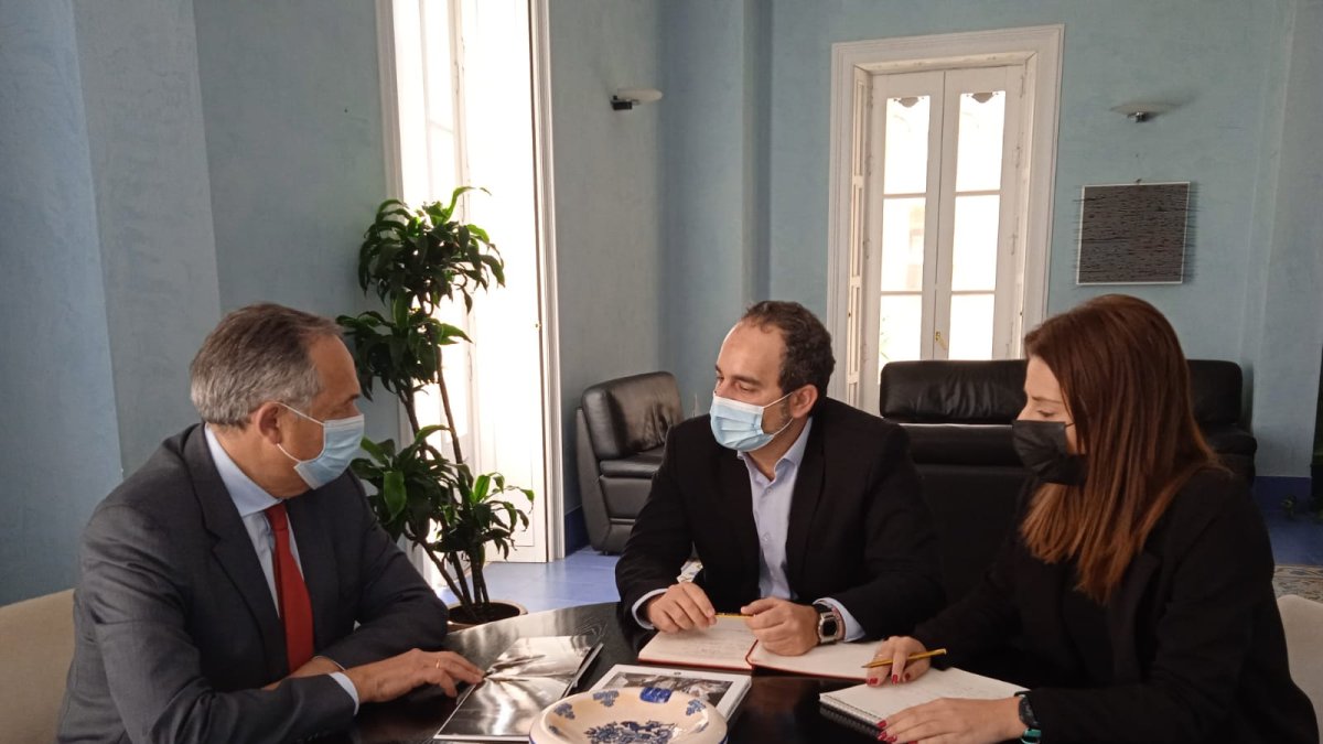 El delegado de Turismo de la Junta en Almería, Vicente García Egea, ha visitado hoy Carboneras.