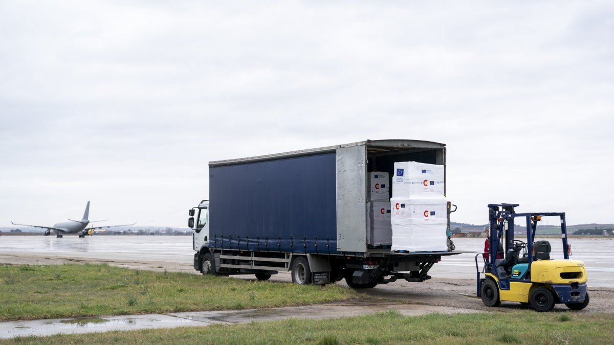 Foto de archivo del primer camión con material sanitario de la AECID.