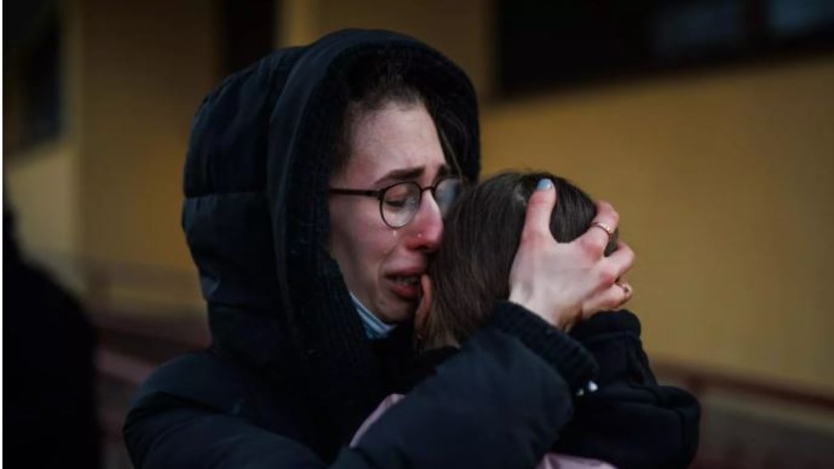 Dos hermanas se abrazan a su llegada procedente de Ucrania en la estación de tren de Przemysl (Polonia).