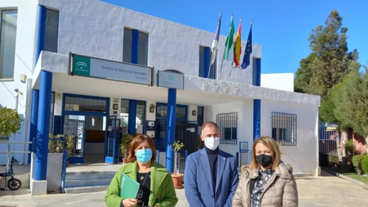 El delegado de Educación visita el IES Turaniana en Roquetas de Mar.