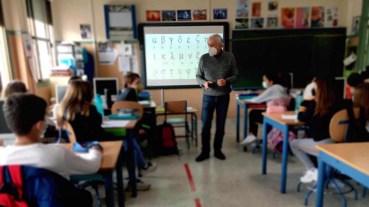 Encuentro del profesor Salvador Huertas Garcia con el alumnado de 6º del CEIP Madre de la Luz de Almería.
