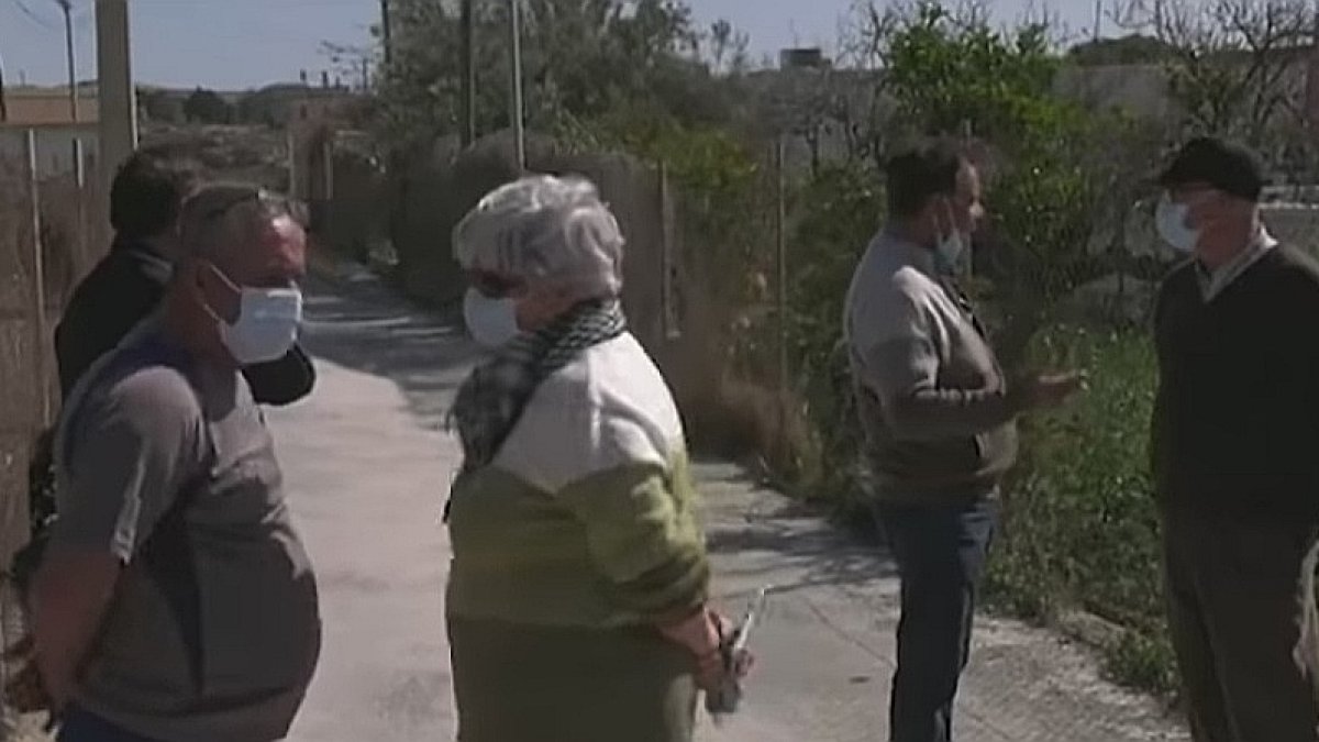 Varios vecinos de Pechina tras atender a las cámaras de Canal Sur.