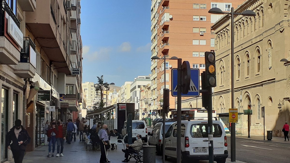 La incidencia ha bajado en Almería a 306,2 casos por 100.000 habitantes en 14 días.