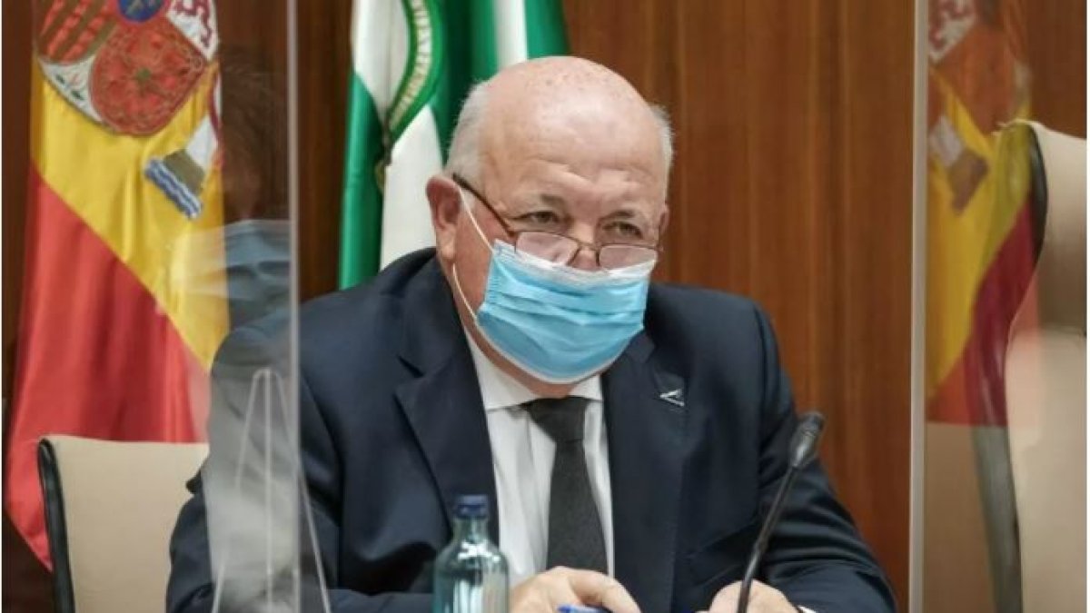 El consejero andaluz de Salud y Familias, Jesús Aguirre, en comisión parlamentaria, en una foto de archivo.