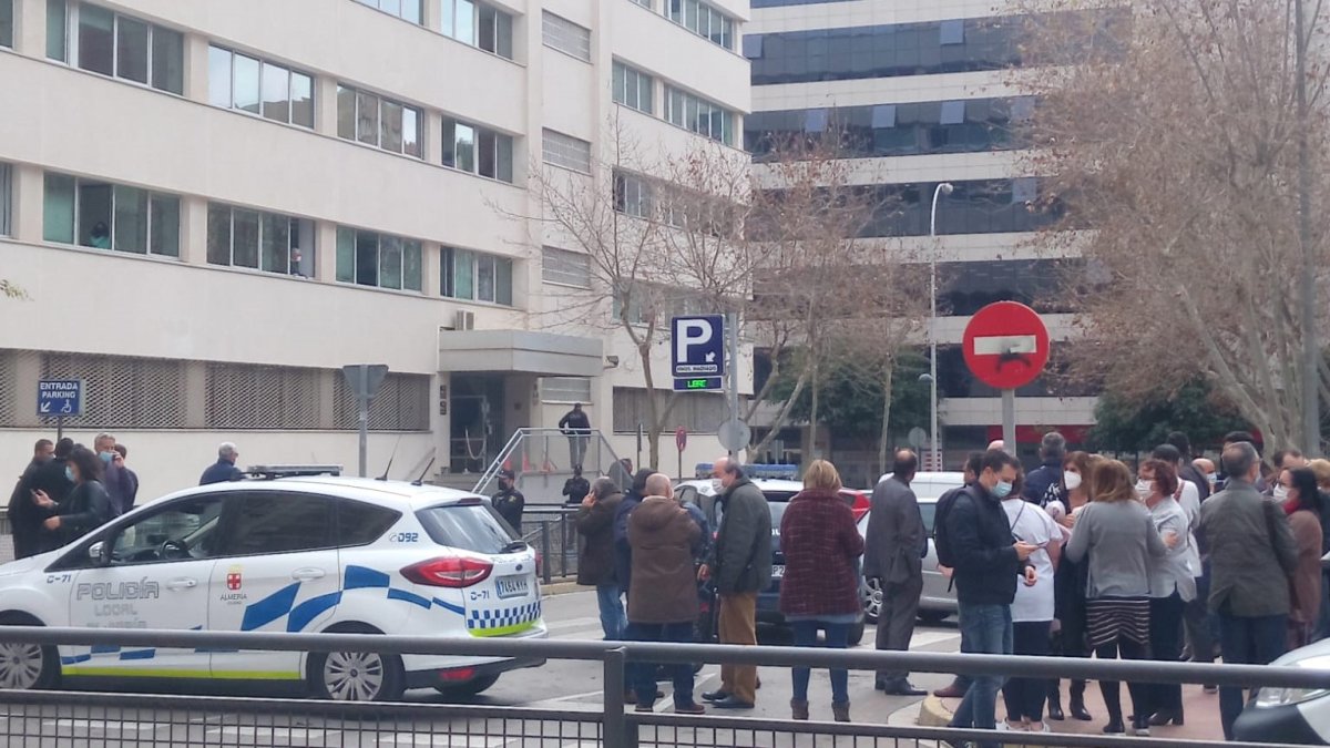 Perímetro de seguridad, con el edificio al fondo.