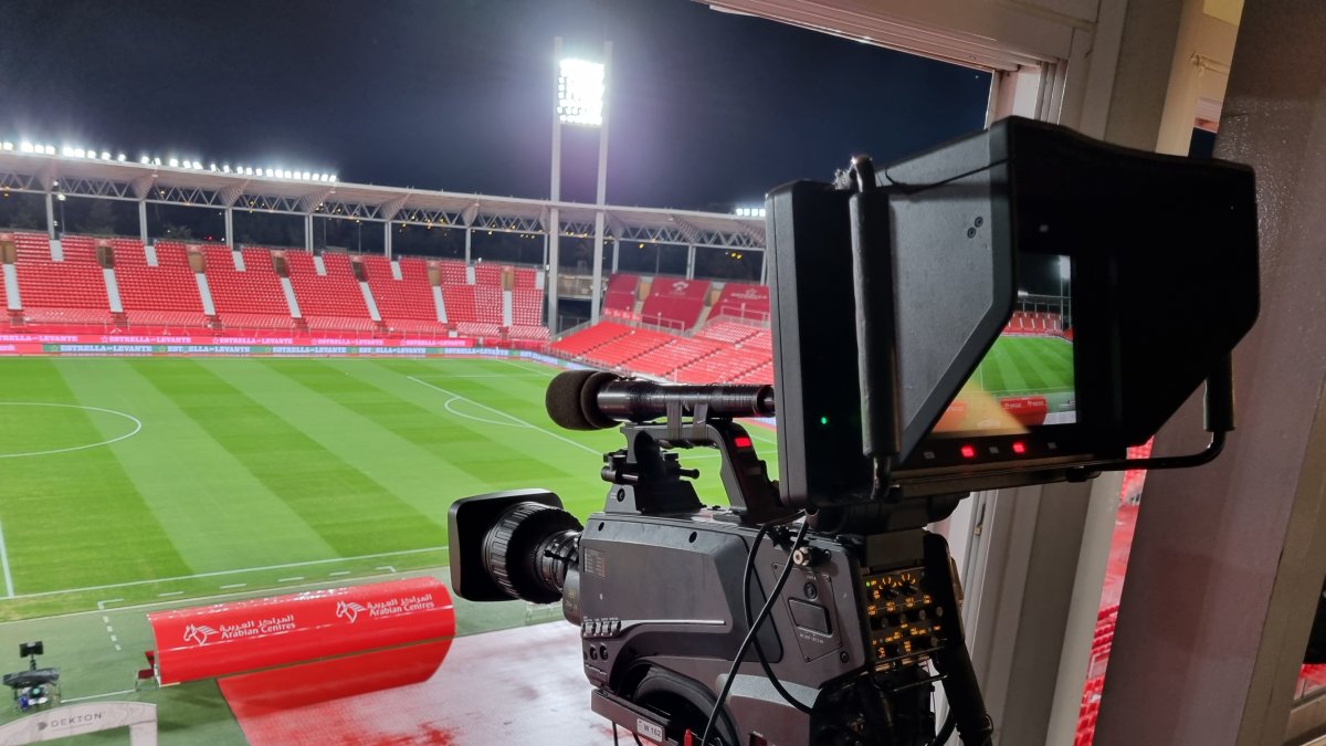 Las cámaras de televisión en el Estadio Mediterráneo.
