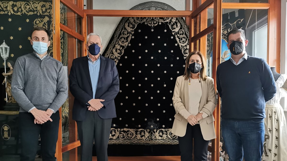 Las autoridades se despiden del manto de su patrona, la Virgen de las Angustias.