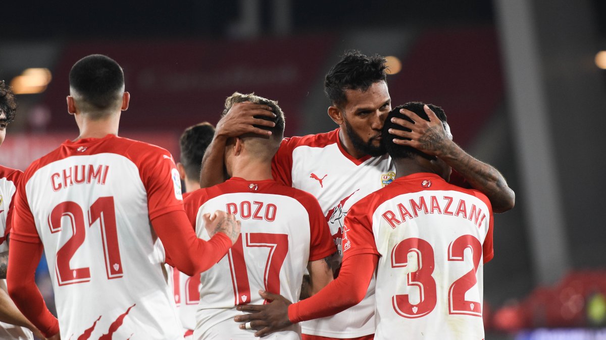 El Almería se impuso con claridad en la primera vuelta al Real Zaragoza por 3-0.