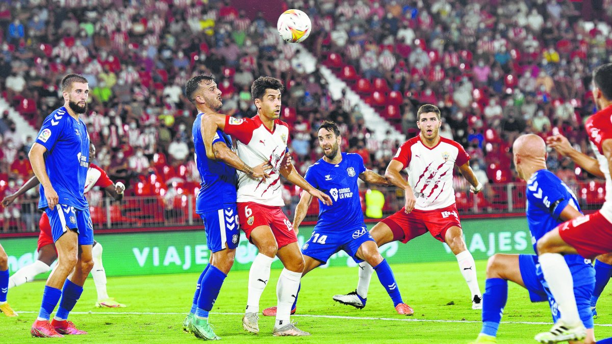 De la Hoz es una pieza importante en el Almería en el centro del campo y en la defensa.
