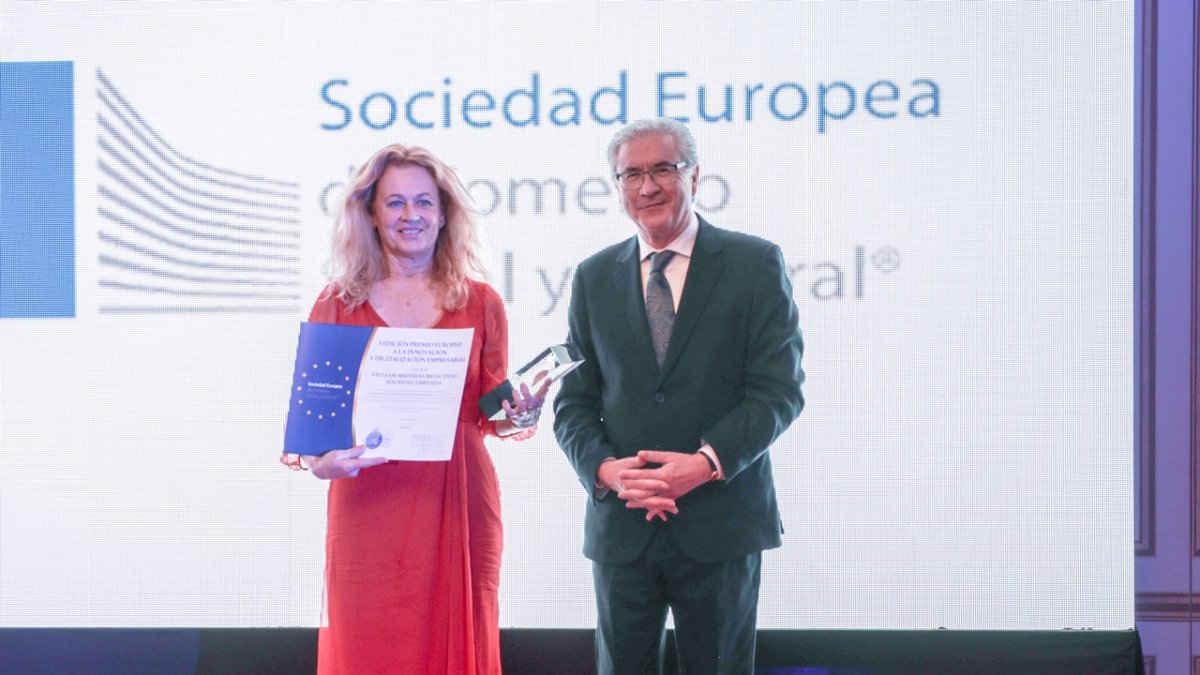 María Zamora, consejera delegada de Vellsam, recogiendo el premio