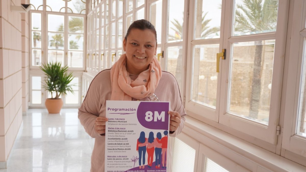 La concejala de Igualdad, Vanesa Fuentes, con el cartel de las actividades propuestas para el 8M.