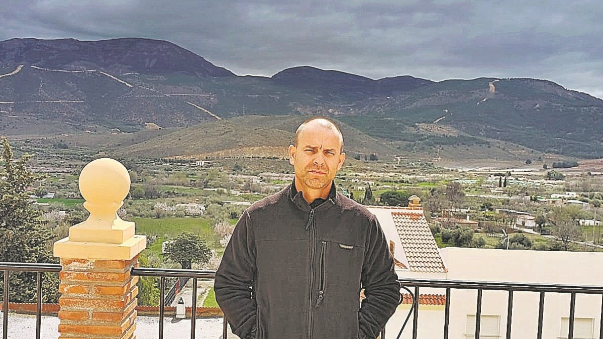Moisés Gutiérrez con la Sierra de Gádor, en la que casi pierde la vida, de fondo.