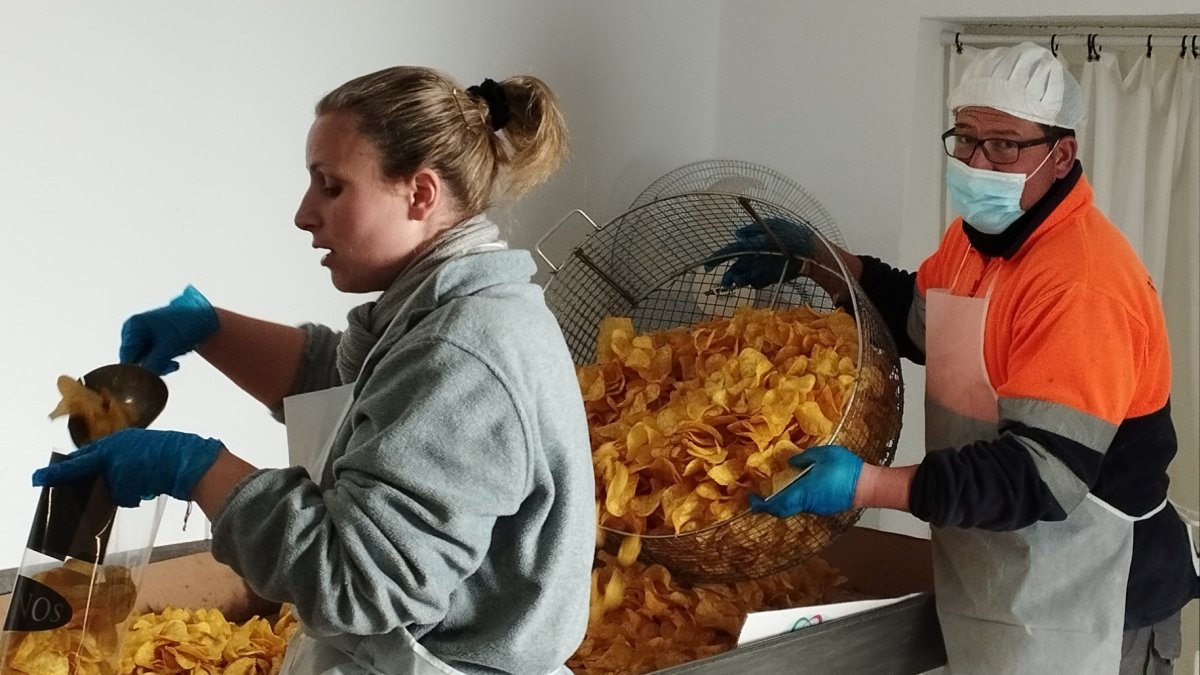 Mari Morcillo y Antonio Domene en su fábrica de patatas artesanas