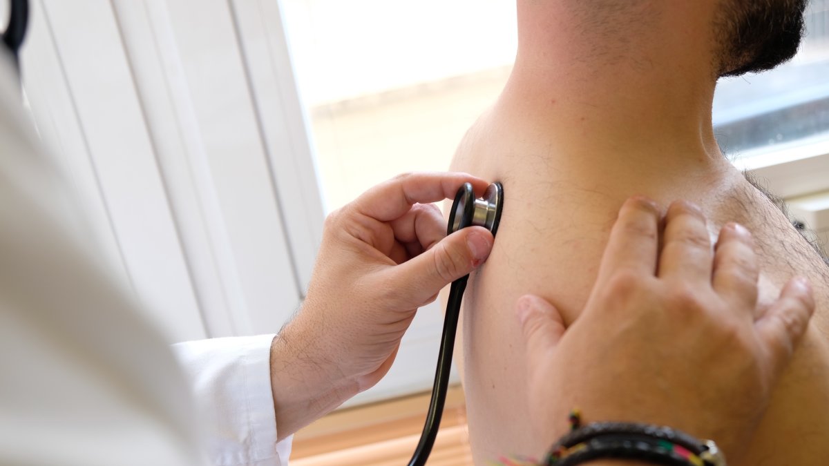 Un médico atiende a un paciente en un hospital andaluz.