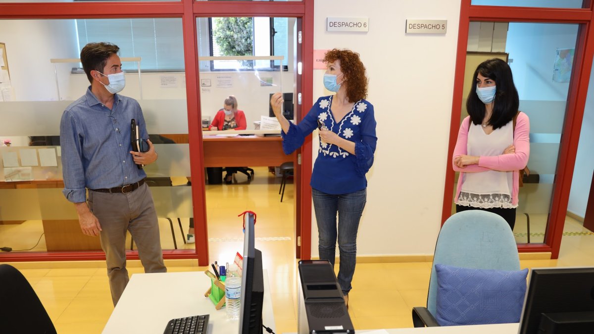 Imagen de archivo de una visita al Centro de Servicios Sociales Comunitarios de El Ejido.