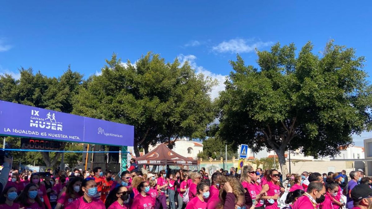 Las calles de Almería se llenan de color rosa para reivindicar la igualdad.
