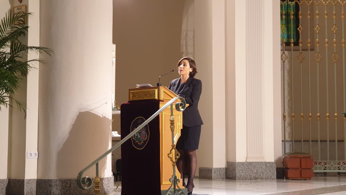 Lola González en el ambón de San Antonio pregonando al Encuentro