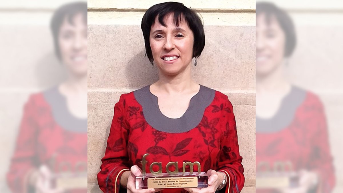 María Jesús Recio tras recibir su premio FAAM de oro, posa en Puerta Purchena. FOTO ATORRES
