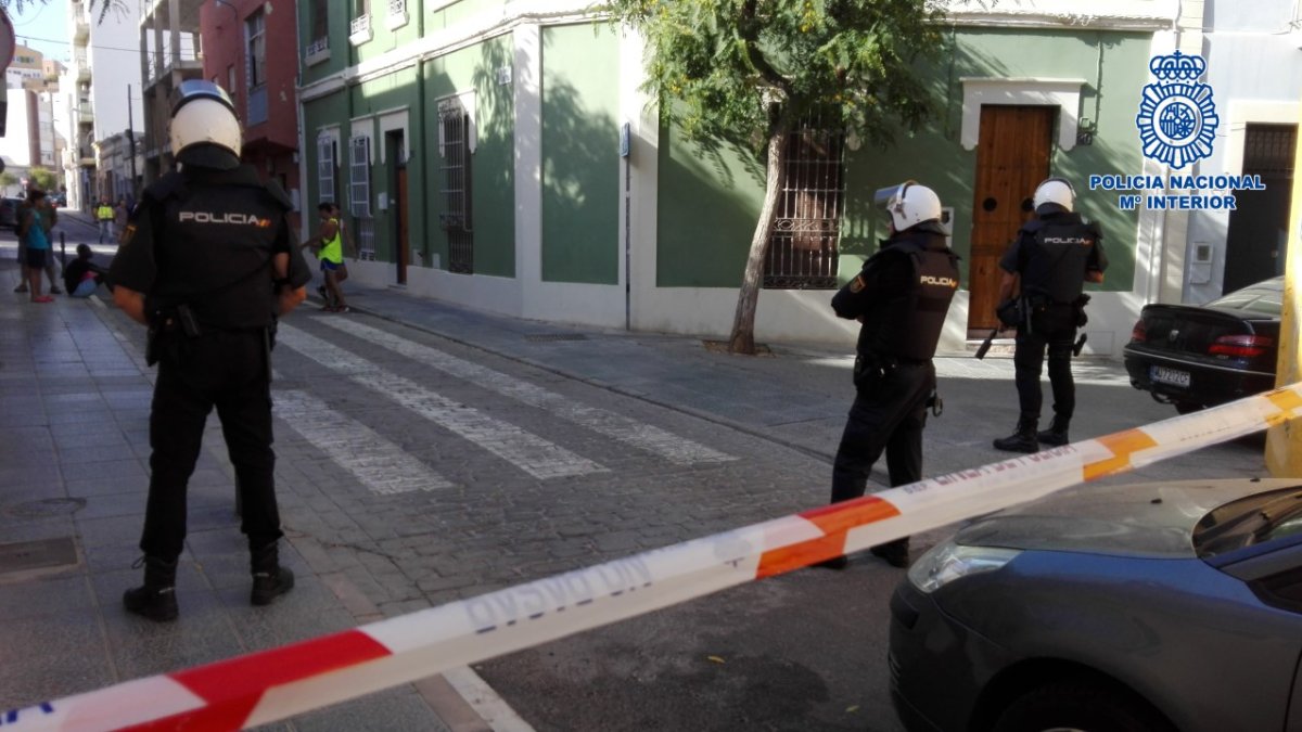 La Policía Nacional acordonó la zona tras la detención del individuo.
