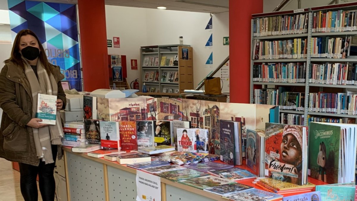 La concejala de cultura junto a las nuevas adquisiciones para la Biblioteca pública