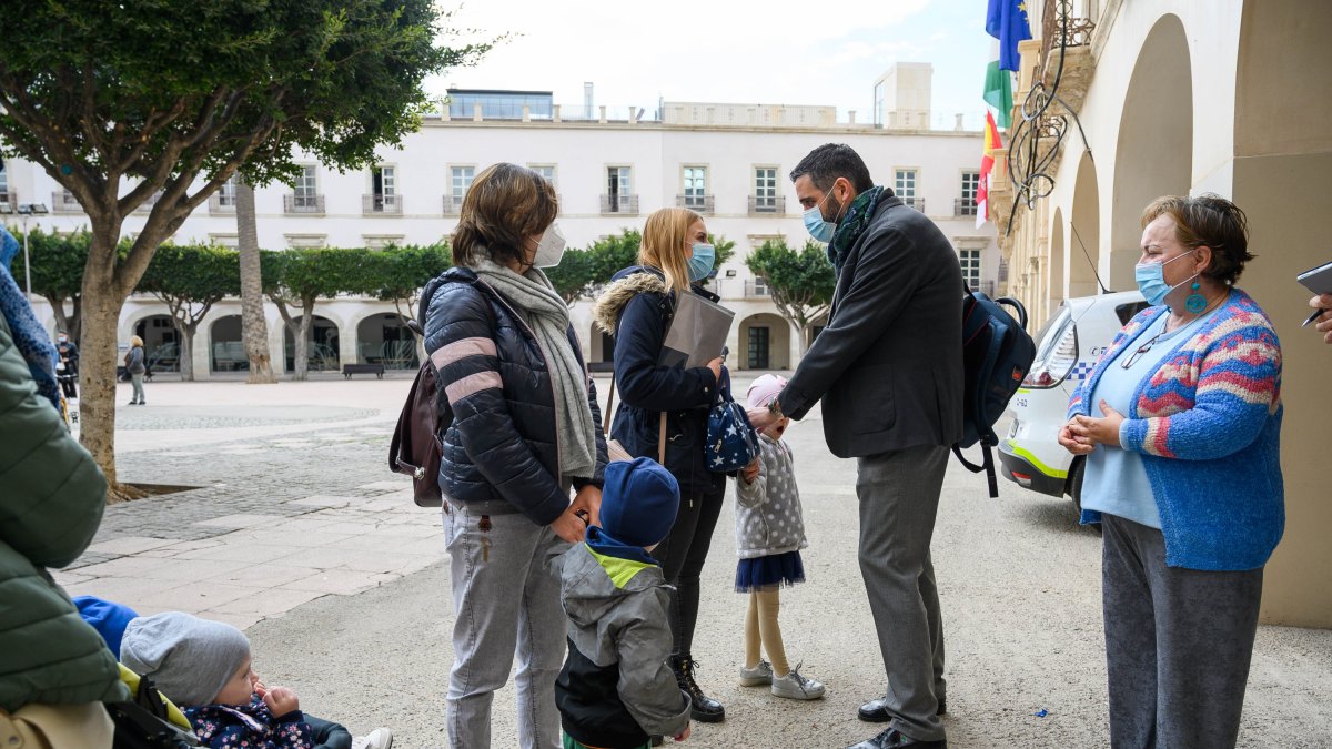 Juanjo Alonso con la familia ucraniana.