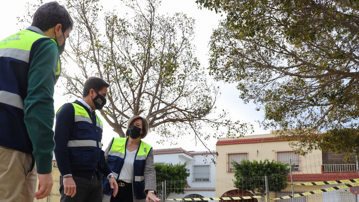 El alcalde de El Ejido y responsables de Obras Públicas junto a uno de los nuevos bancos.
