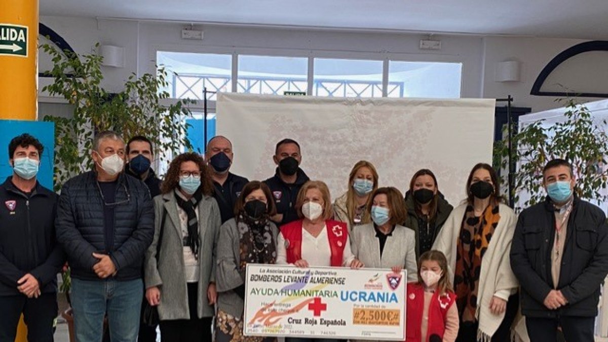 Francisco Flores, jefe de bomberos del Consorcio del Levante hace entrega del cheque a Cruz Roja Mojácar.