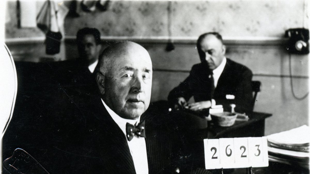 Antonio González Egea en su despacho de la Casa de Banca González.