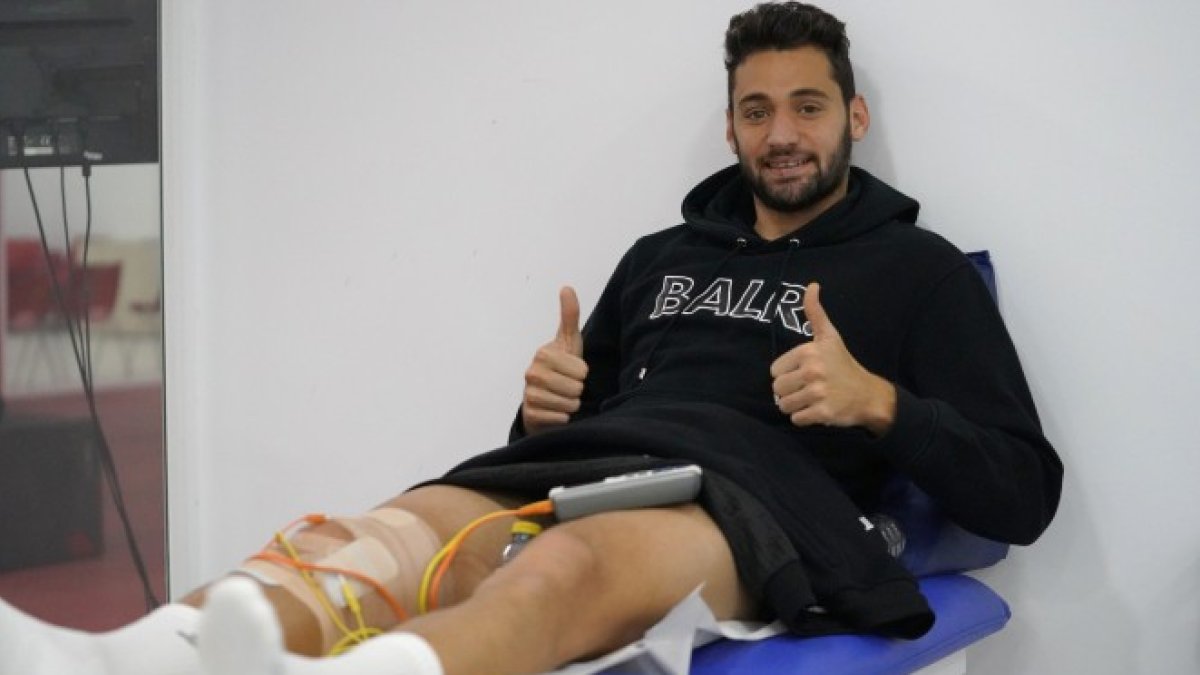 El jugador, que será operado, estará de baja entre seis y nueve meses.