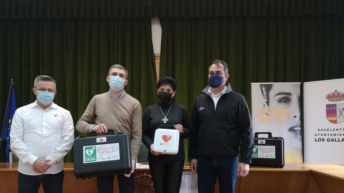 Los responsables presentan la nueva adquisición realizada en Los Gallardos.