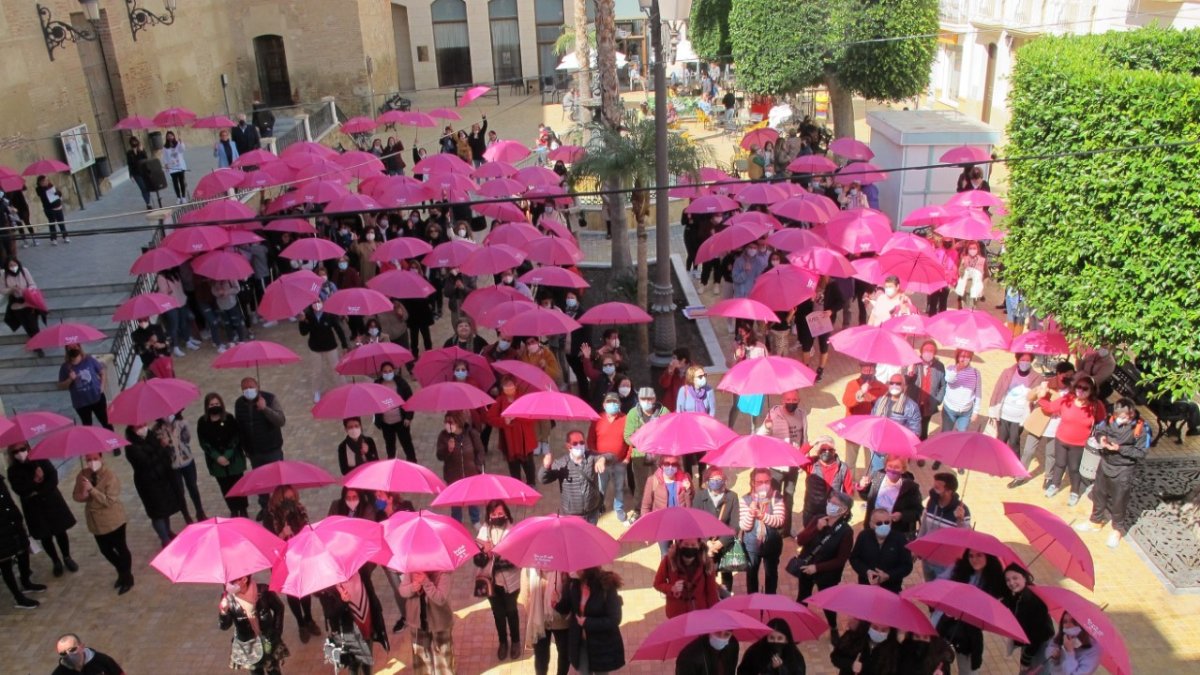 La Plaza Mayor de Vera se tiñe de rosa por el 8M.