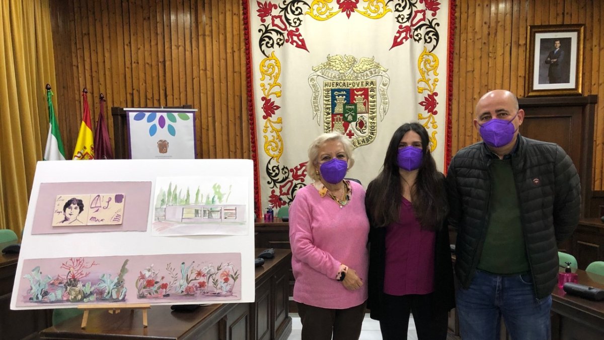 El alcalde, Domingo Fernández y la concejala de Igualdad María del Mar Meca junto a la artista María Rosa Martínez en la presentación del proyecto.