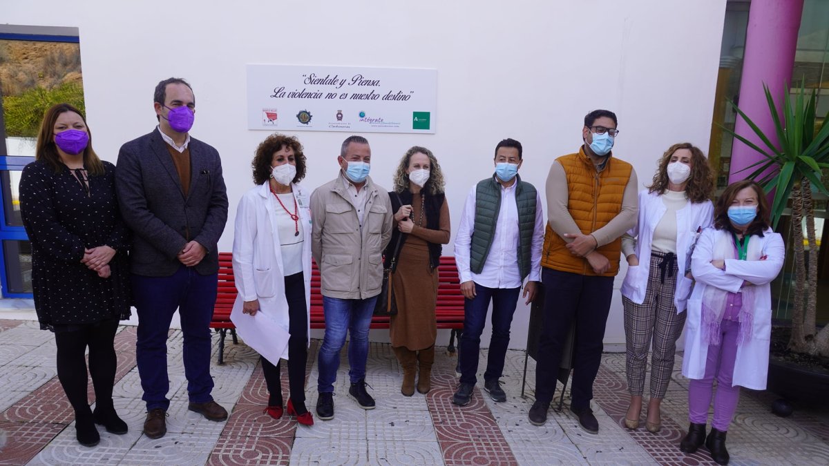 Responsables en la inauguración del Banco Rojo en el Centro de Salud de la localidad.