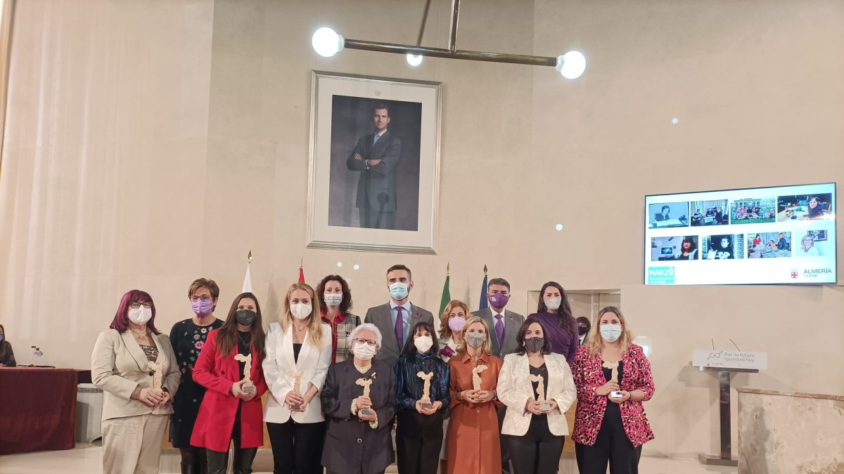 Foto de familia de las galardonadas