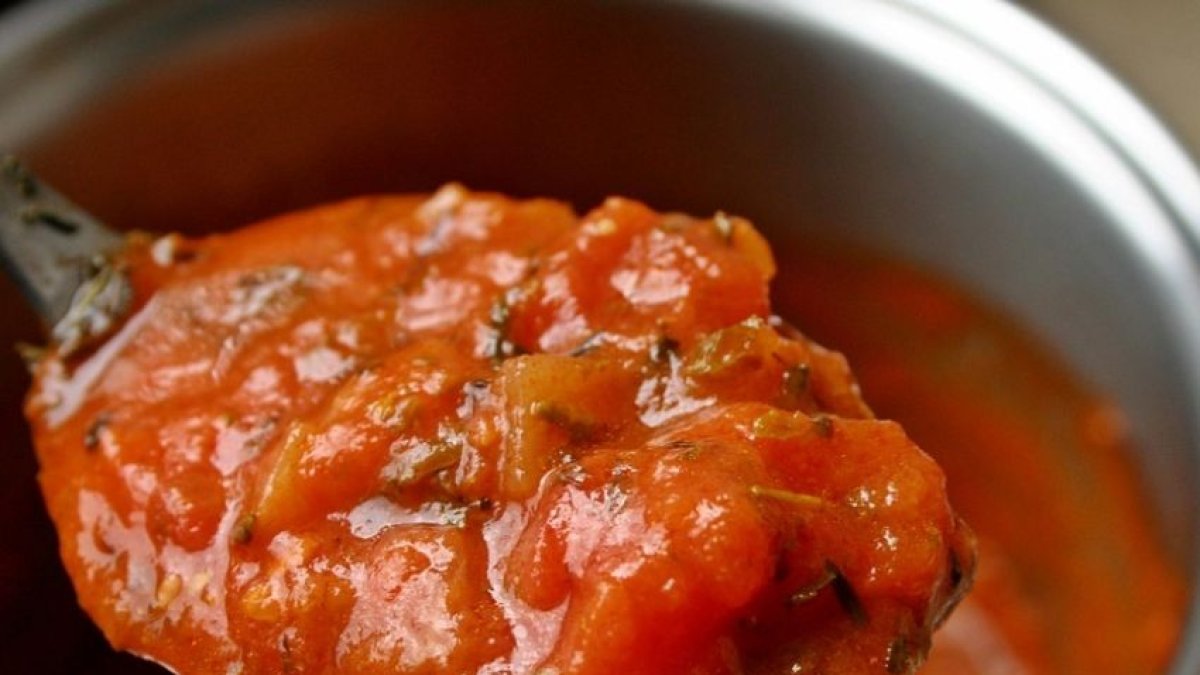 Pollo con tomate para almorzar.