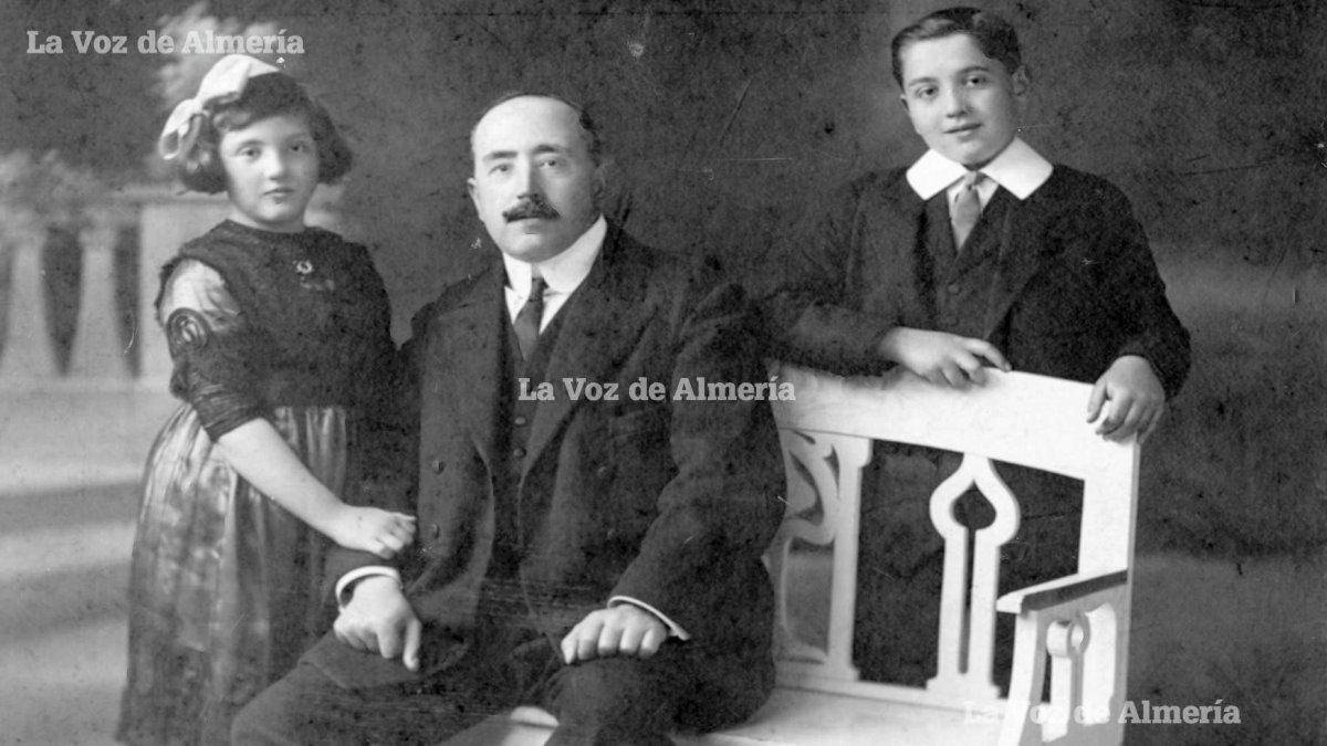 Antonio González Egea posando junto a sus dos hijos: José y Carmen González Montoya.