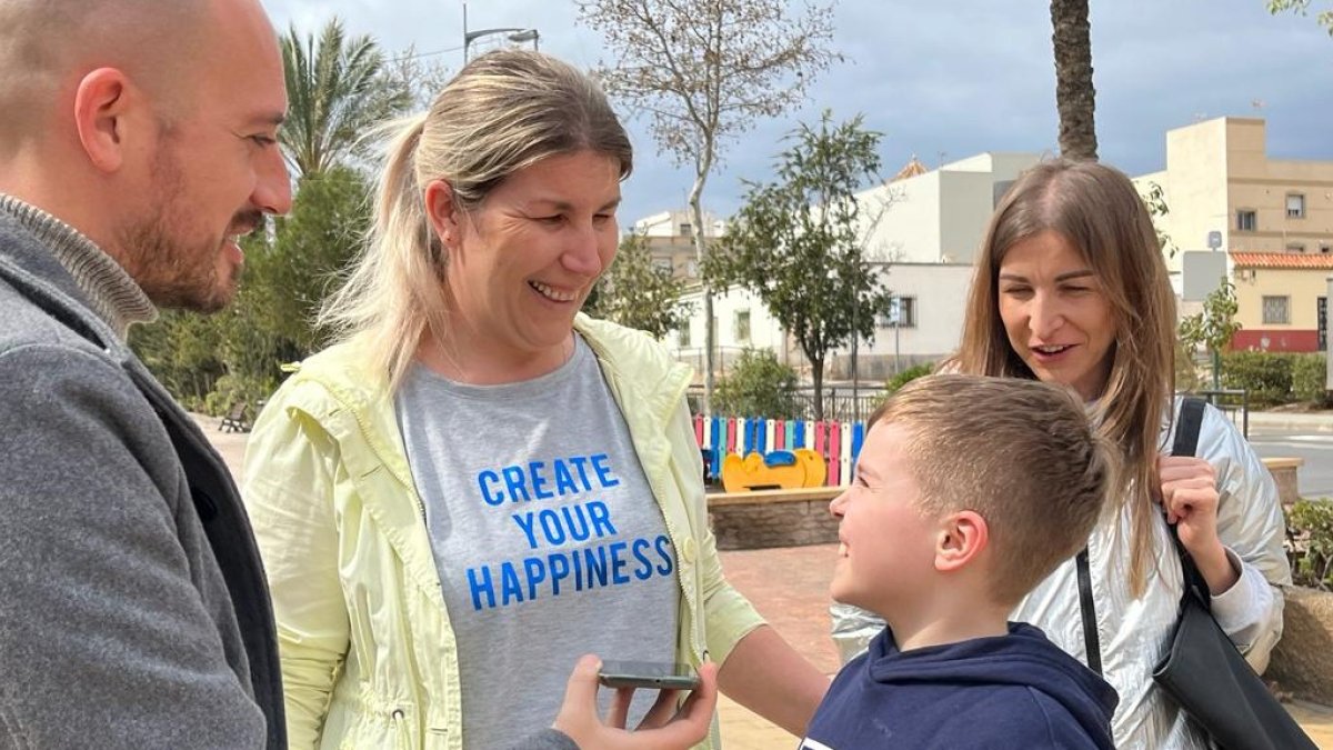 El periodista Francisco G. Luque, con las familias protagonistas del artículo.