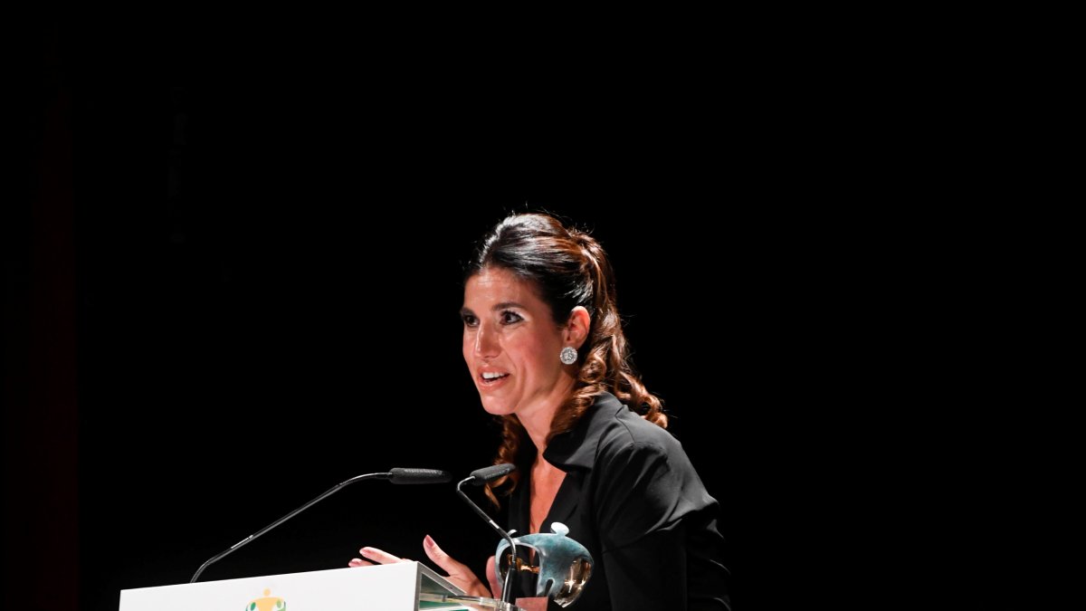 Rosalía Navarro con el premio Solidarios de la ONCE.