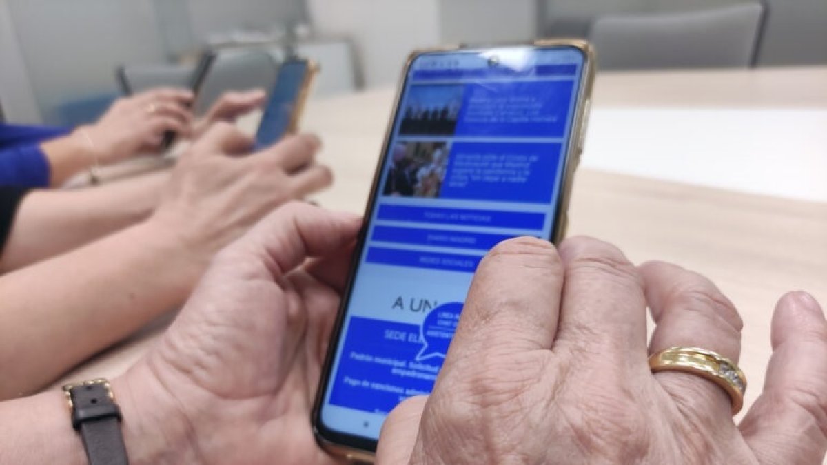 Foto de archivo de una persona mayor con un móvil.