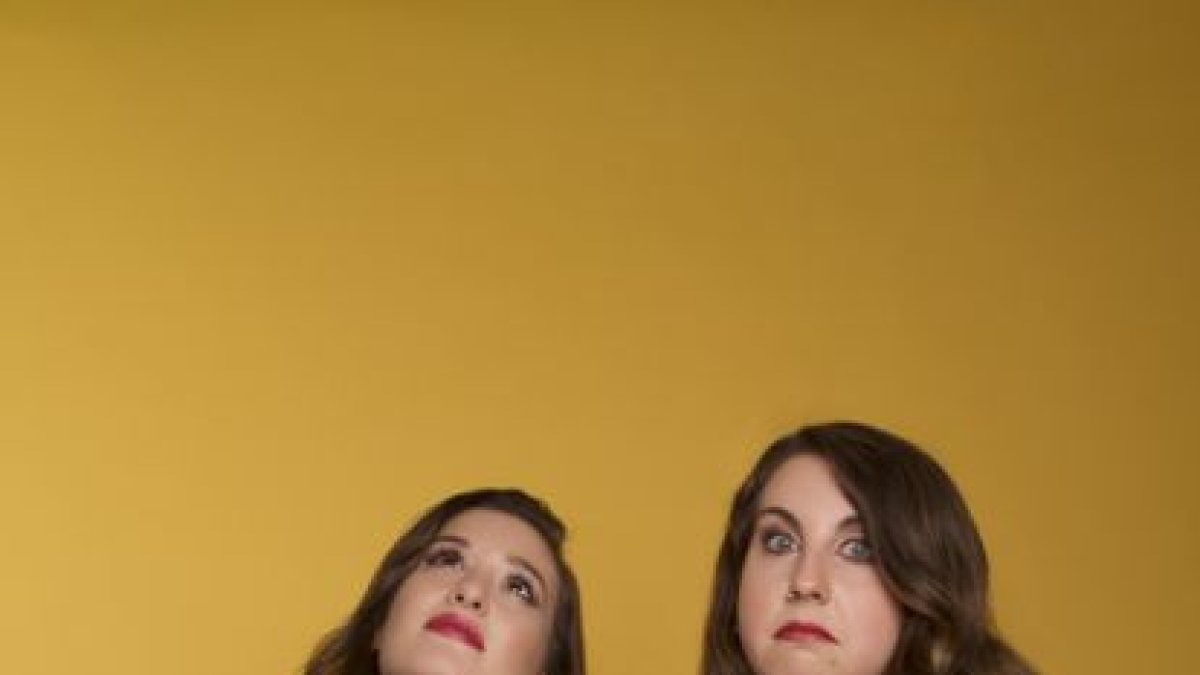 Las cómicas Carolina Herrera y Victoria Martín.