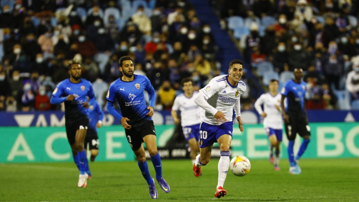 Iván Martos en la primera parte del encuentro del viernes en La Romareda.