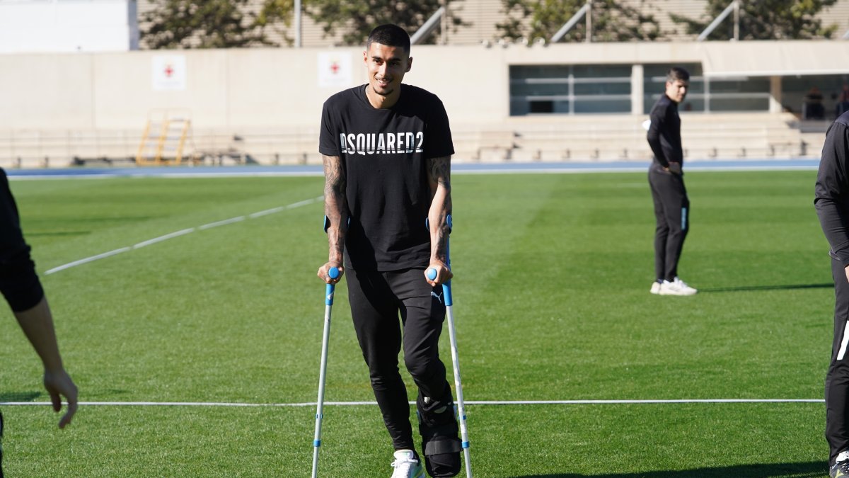 El central Chumi en muletas antes de pasar por el quirófano.