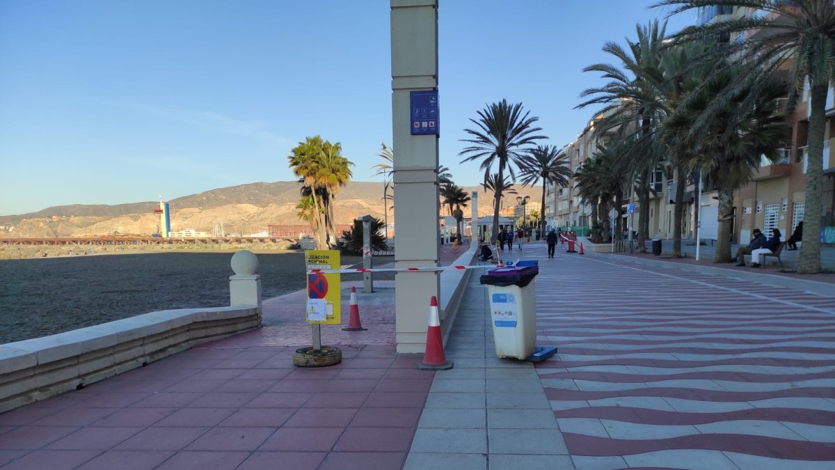 Imagen de las labores de pintura en el paseo marítimo