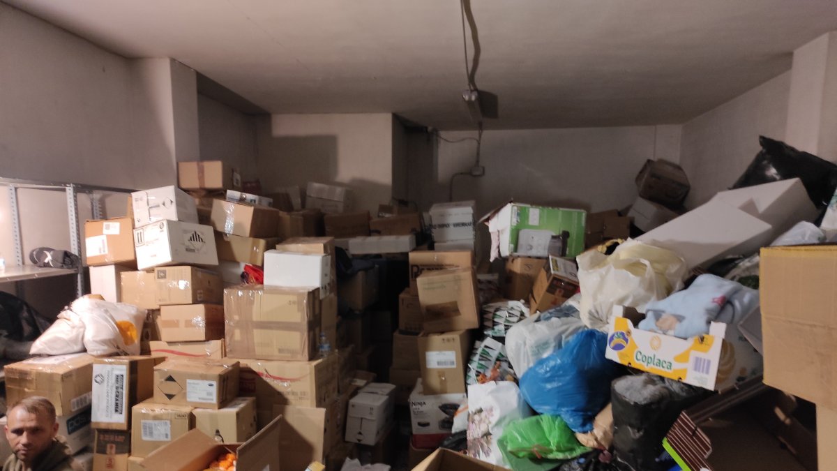 Cajas amontonadas en uno de los garajes cedidos a la comunidad ucraniana.